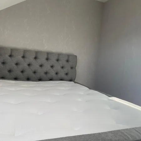 Homestay -- Le Sanctuaire, A 50 Metres De La Gare -- *